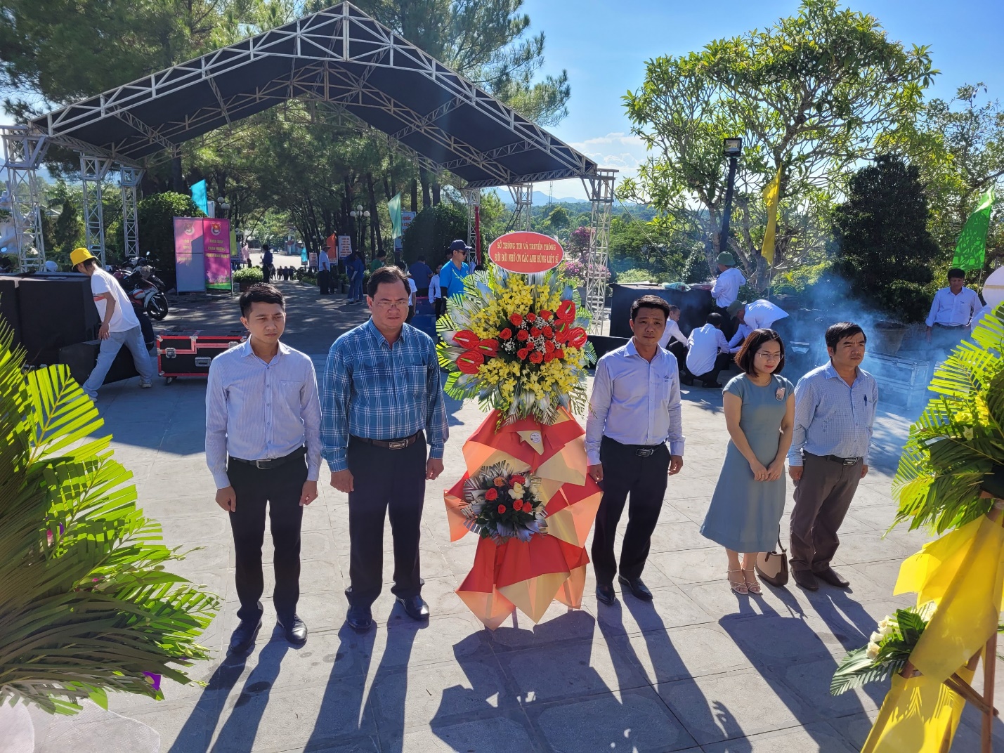 Sở Thông tin và Truyền thông dâng hương tưởng nhớ các Anh hùng Liệt sĩ tại Nghĩa trang liệt sĩ thành phố Huế